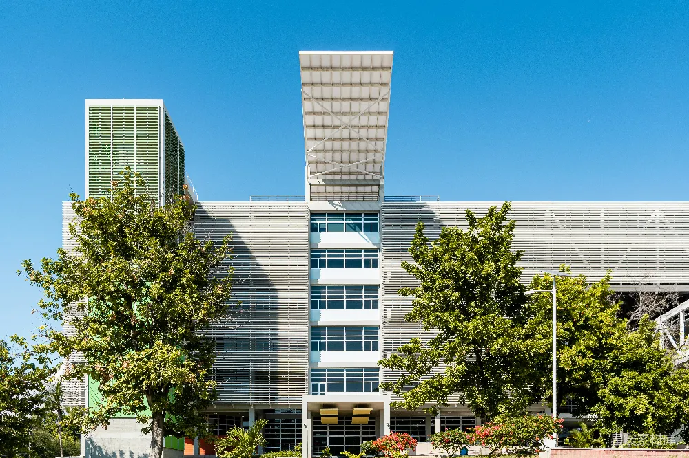 高清摄影  白天，绿色树木旁的白色混凝土建筑