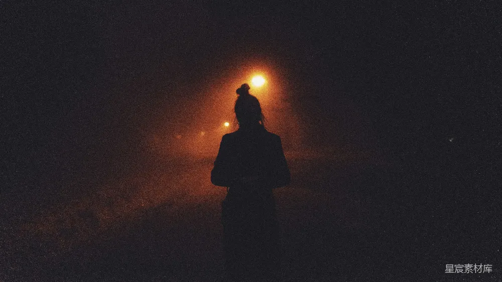 夜晚站立的人的轮廓