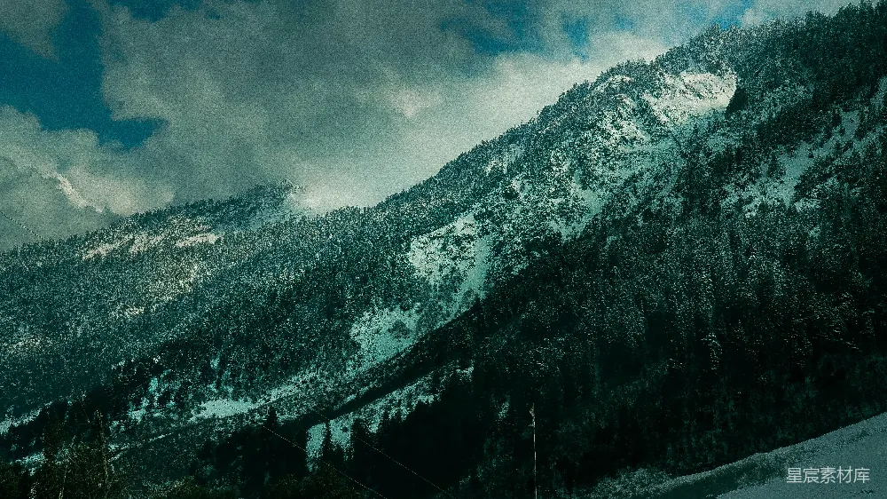云层覆盖下的 snowy 山脉。