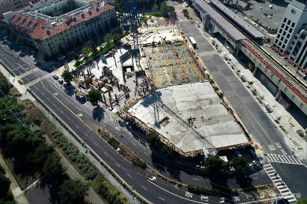 高清摄影  鸟类视角拍摄的建筑物和树木附近的道路