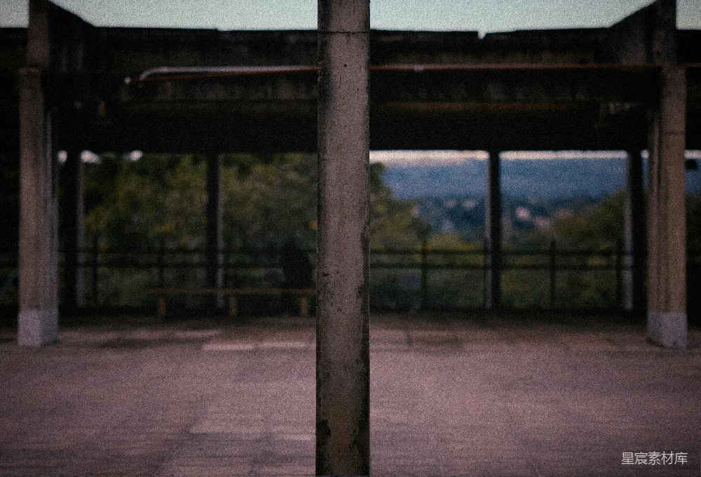 高清摄影  一座带有开阔风景视野的混凝土建筑。