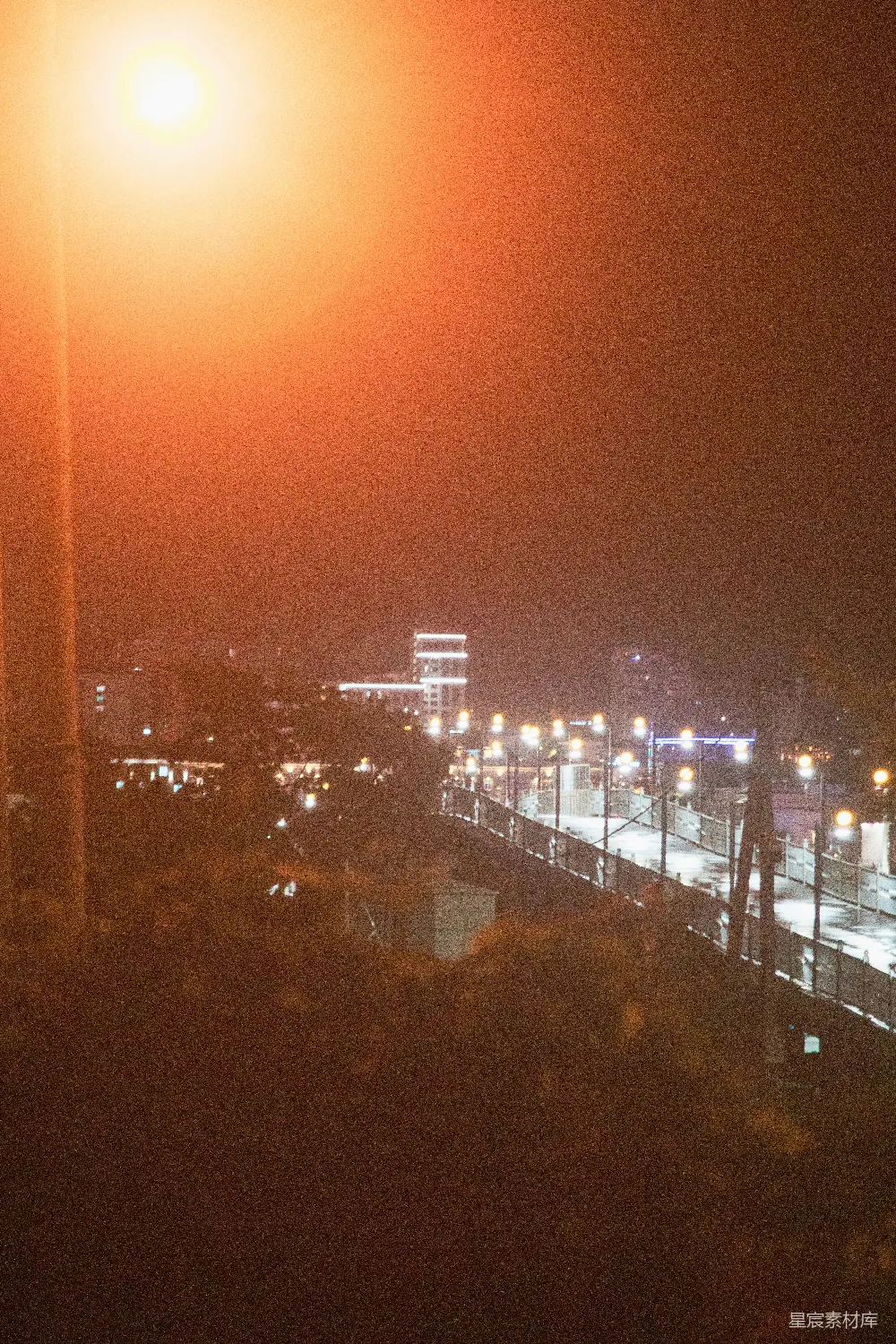 夜晚桥梁被温暖的城市灯光照亮