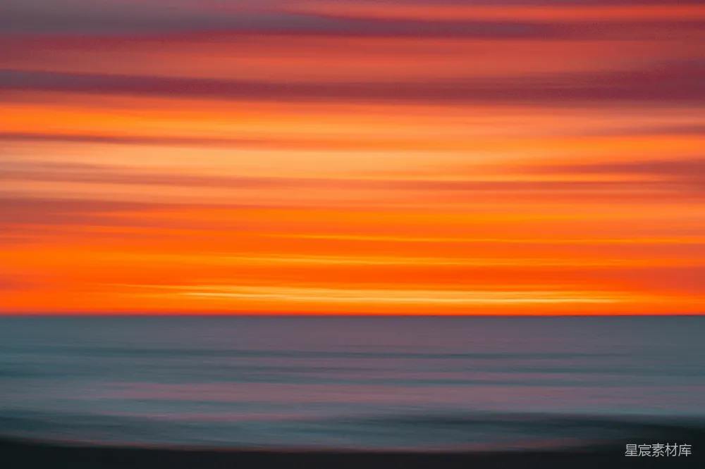 夕阳下的海景模糊照片