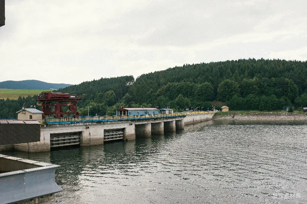 高清摄影  红色和白色混凝土桥横跨河流