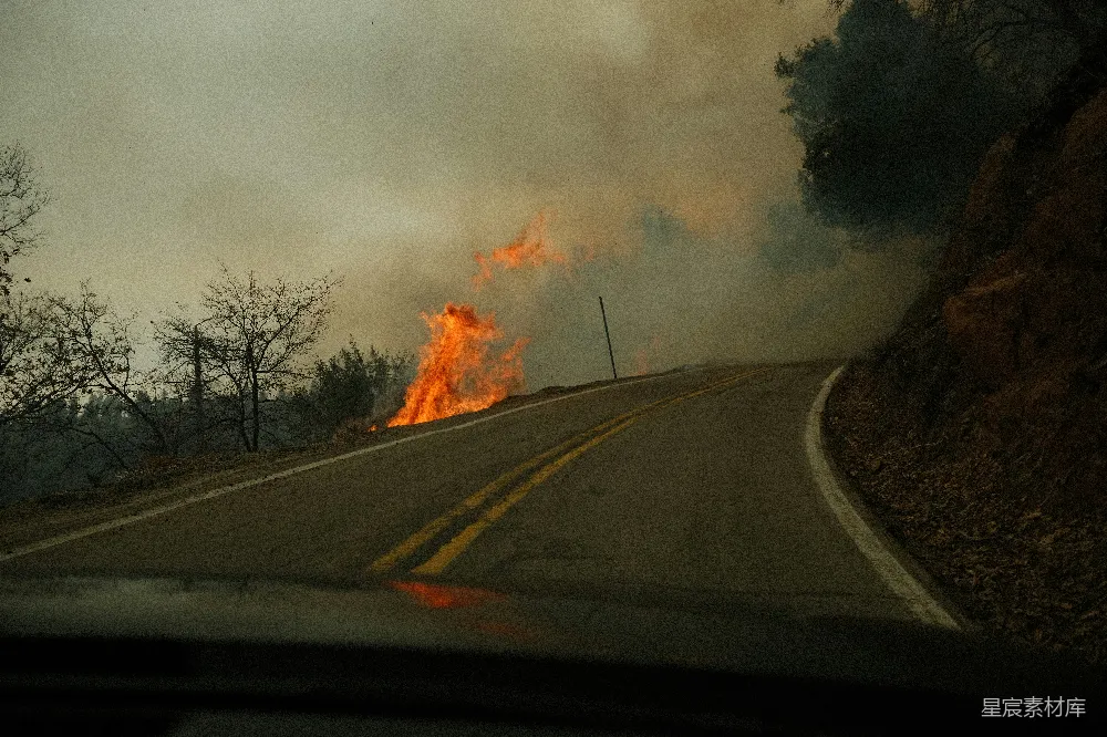 路边着火了。