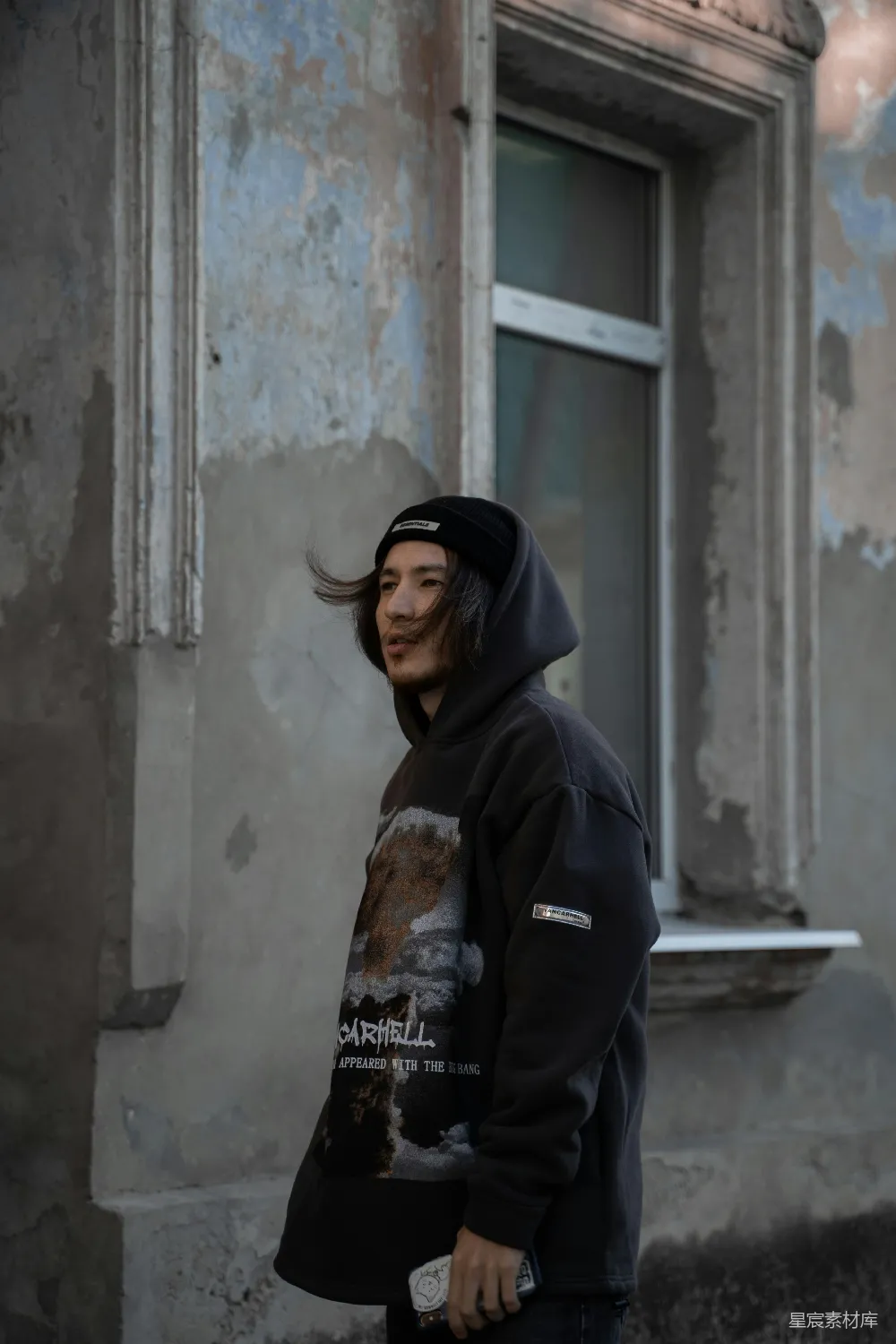 高清摄影  一个人站在建筑物前