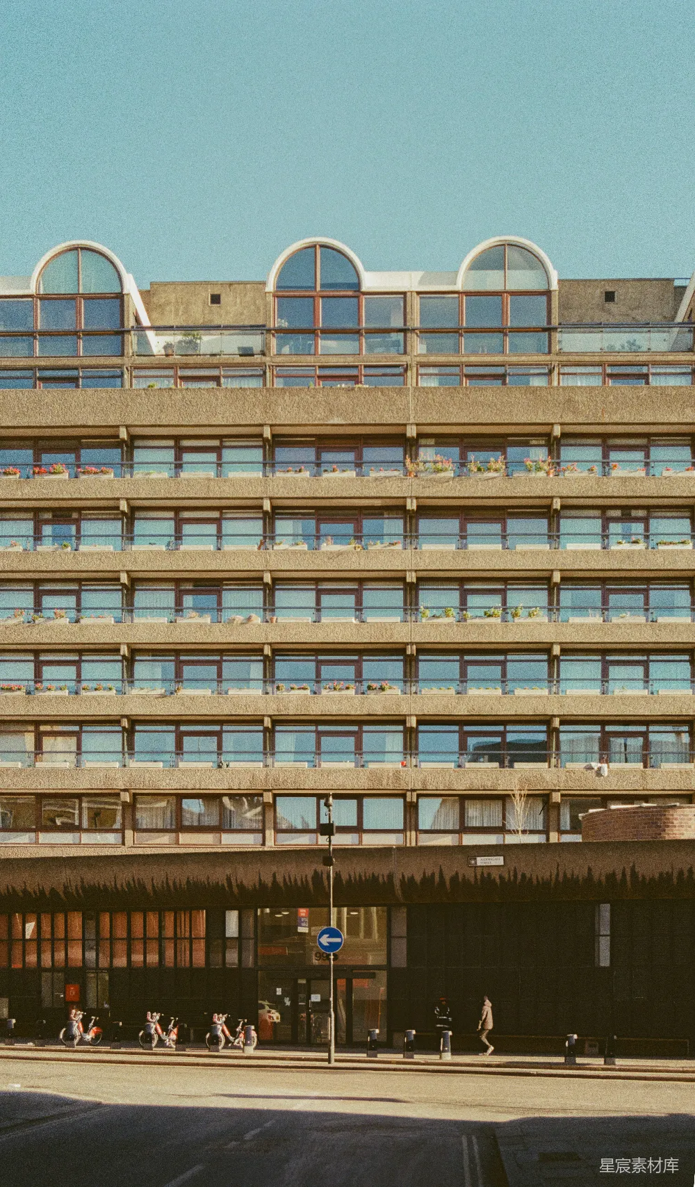 高清摄影 电影 蓝天下带有拱形窗户的 Brutalist 建筑