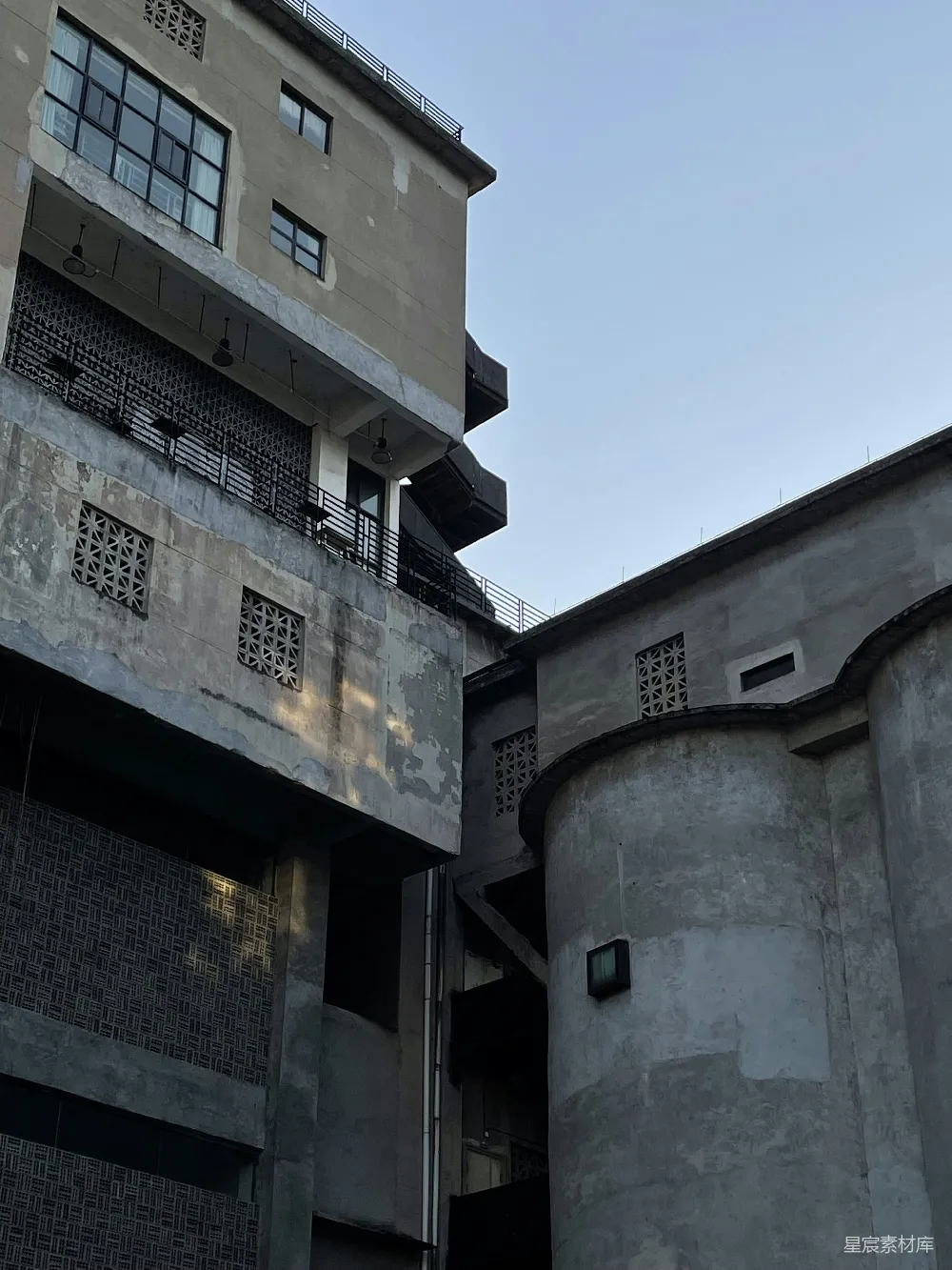 高清摄影  一座高大的建筑物，上面的侧面有一个钟。