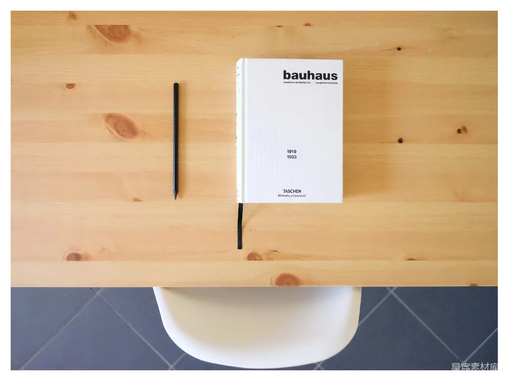 白 Bauhaus 箱子放在桌子上