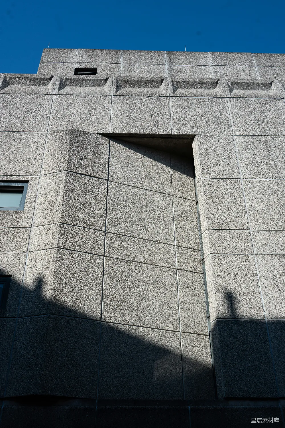 高清摄影  现代混凝土建筑外立面，带有几何阴影。