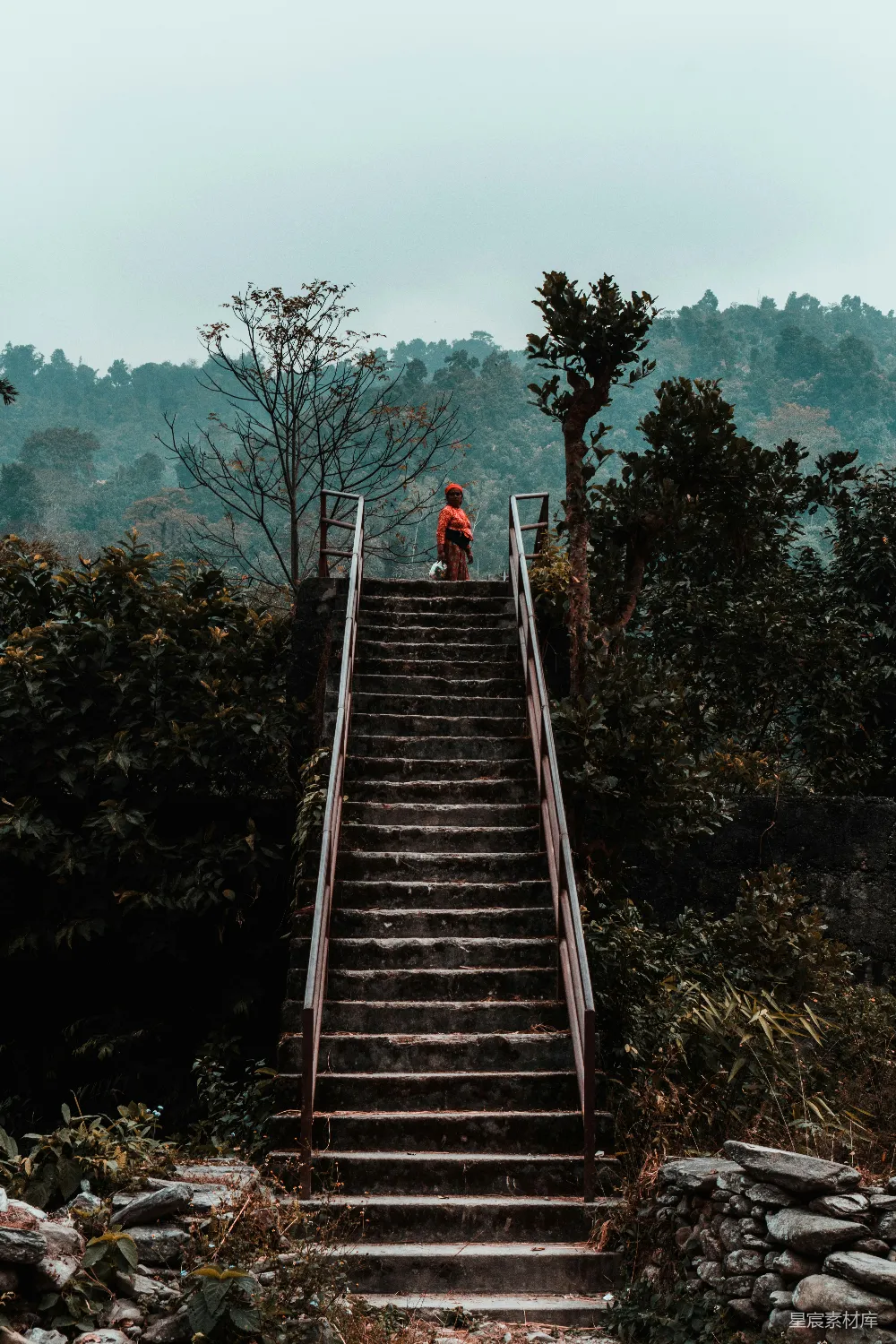 高清摄影  楼梯上的那个人
