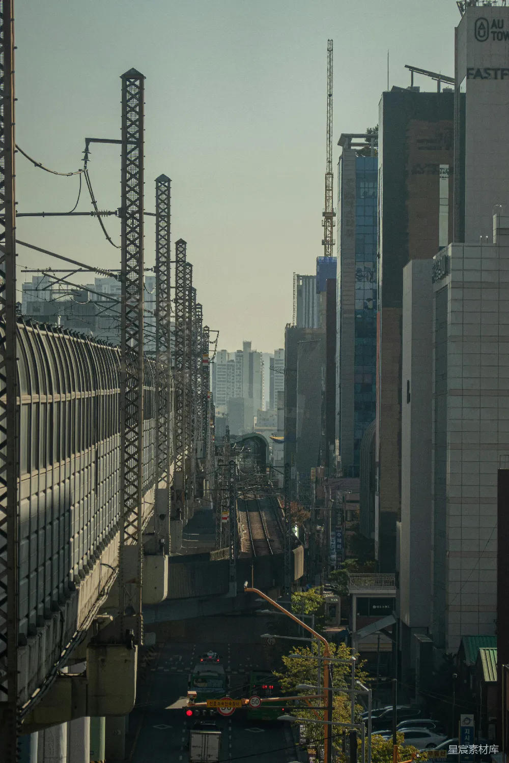 火车轨道穿过一座被高建筑群环绕的城市。