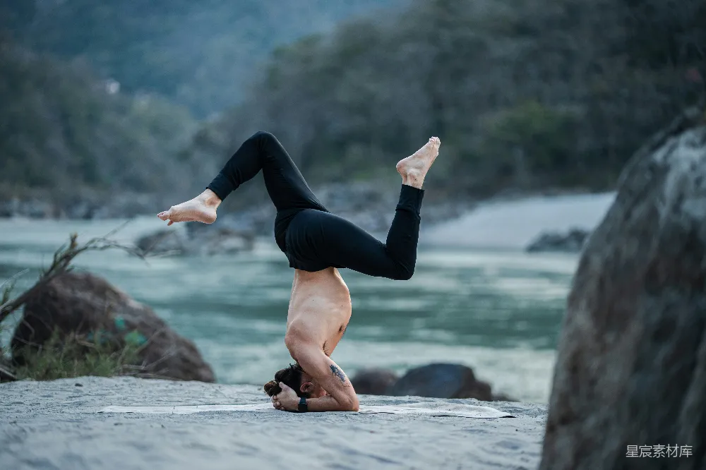 海滩上一位女性做倒立