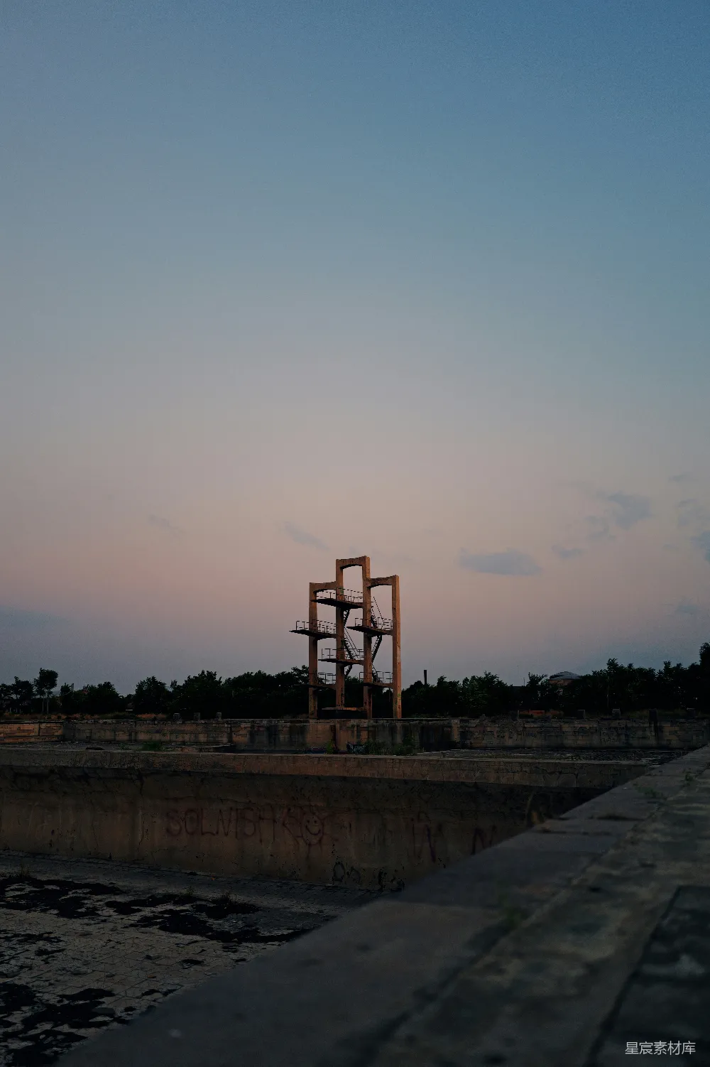 高清摄影  一座高大的建筑坐落在水体旁边