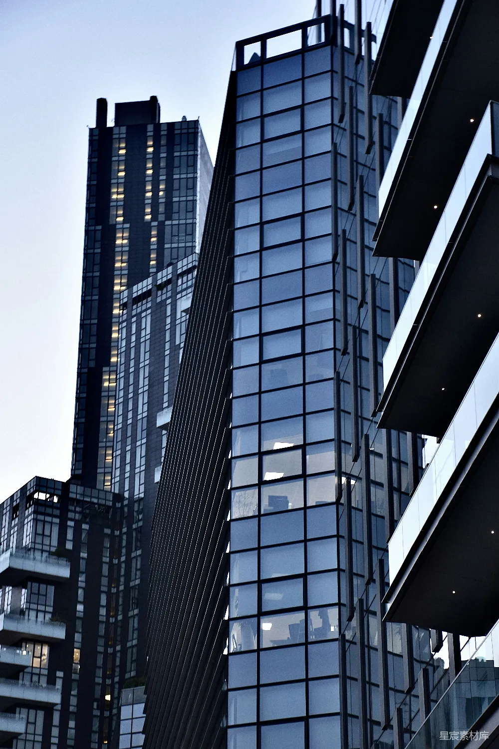 高清摄影  一座非常高的建筑紧挨着其他高大的建筑。
