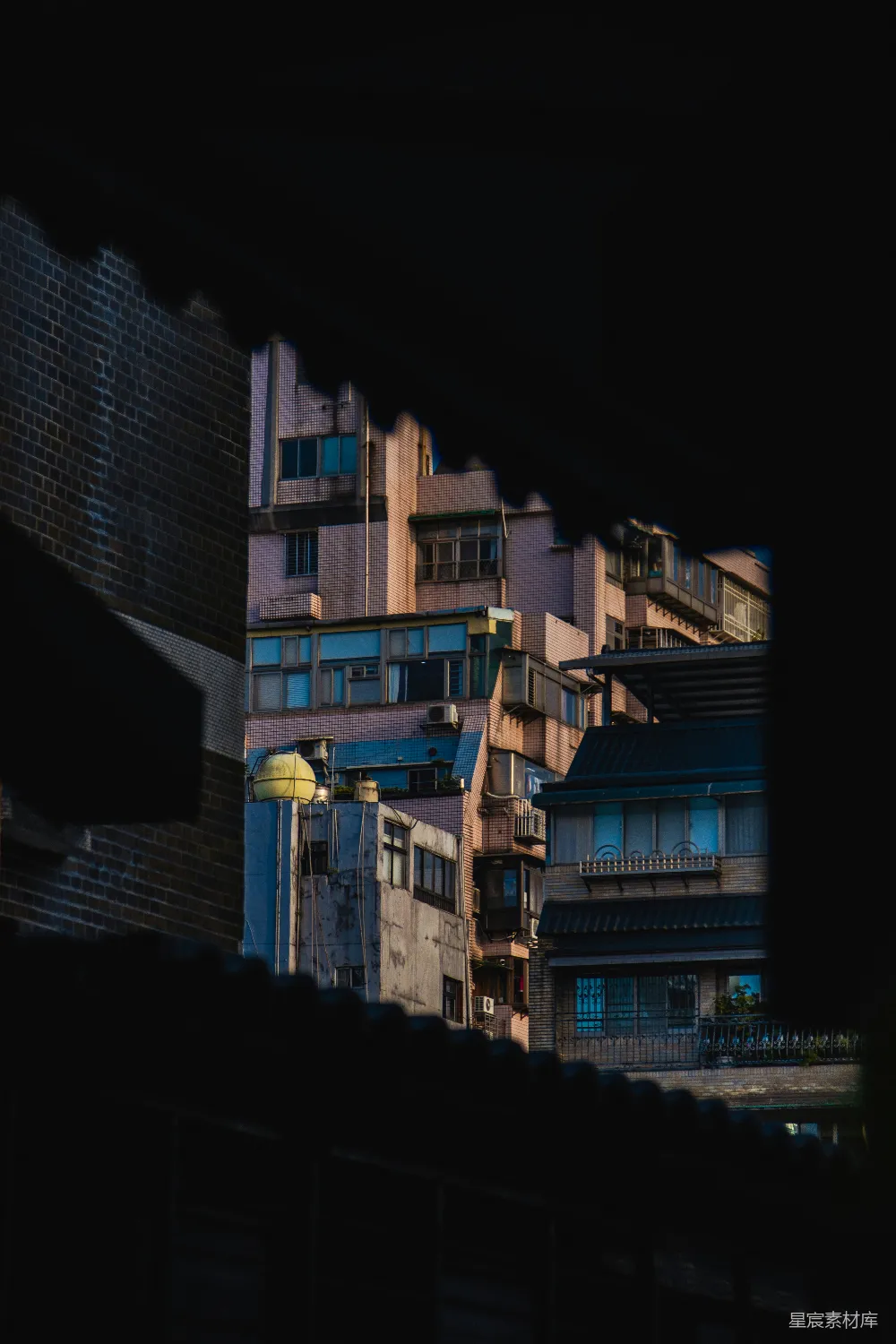 高清摄影  一排带灯的建筑物