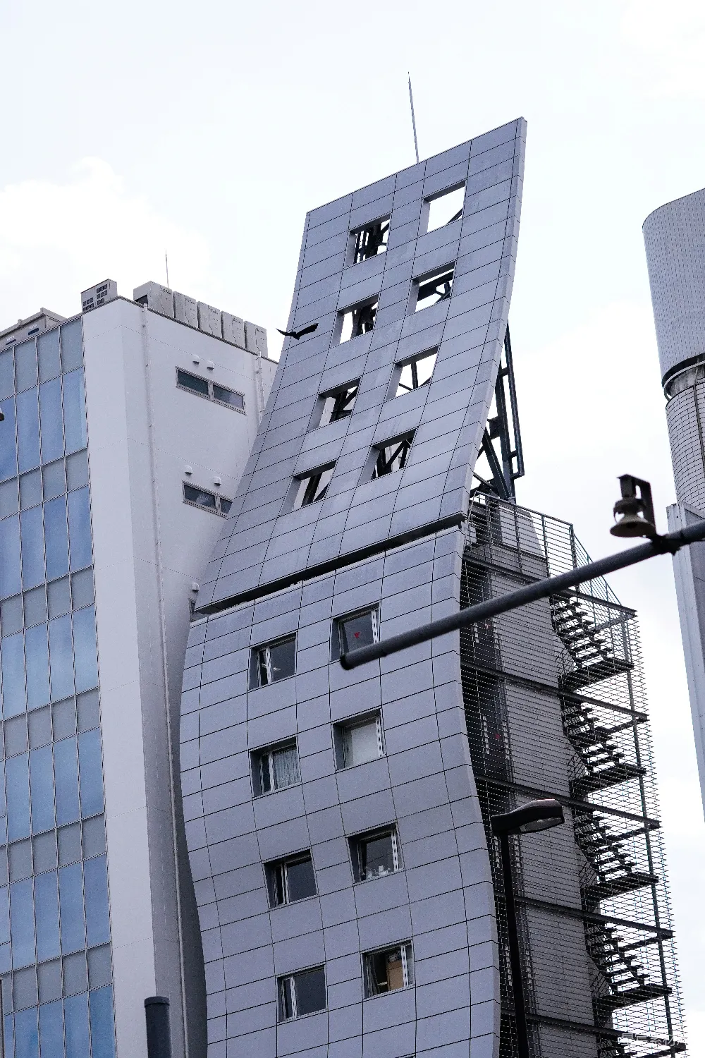现代具有独特建筑设计的建筑物