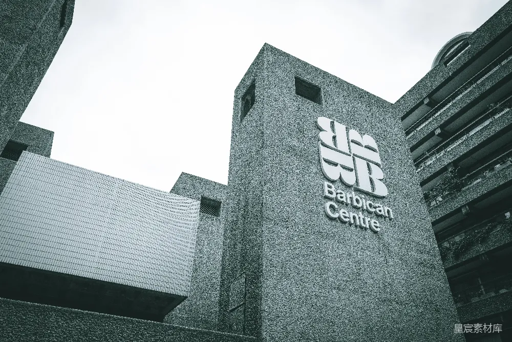 巴比肯艺术中心高架入口处的指示牌。