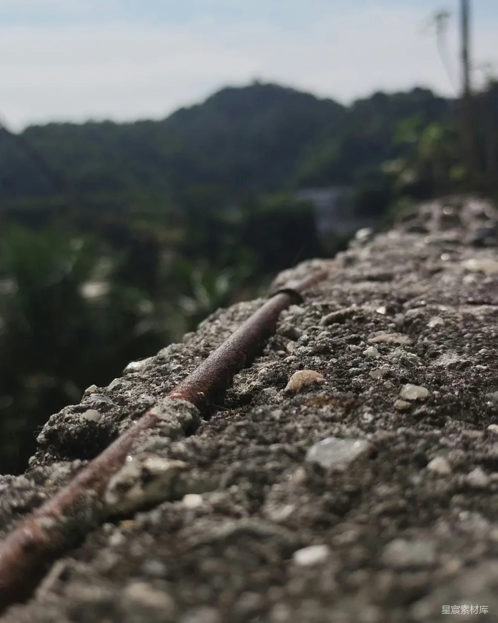 高清摄影  一根生锈的管道从地面伸出