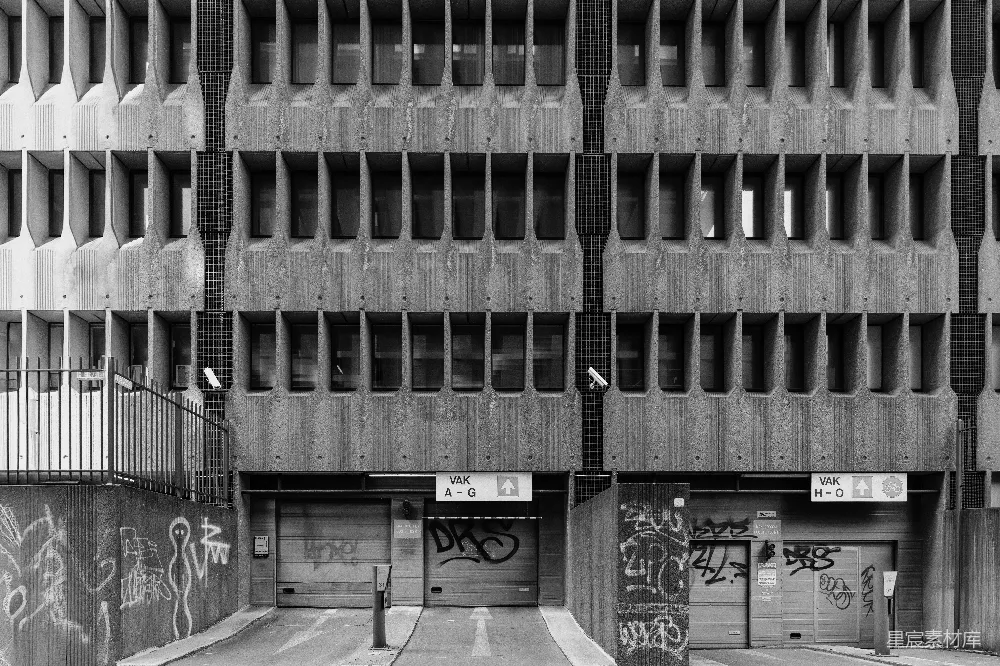 高清摄影  Brutalist建筑外立面，底层有涂鸦
