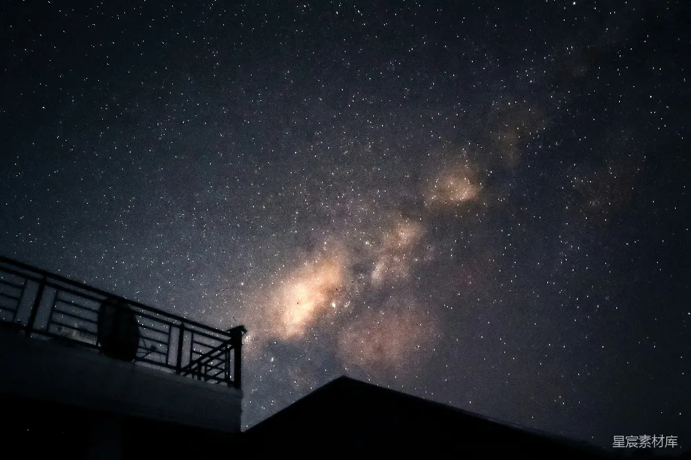 阳台上的一个人望着星空