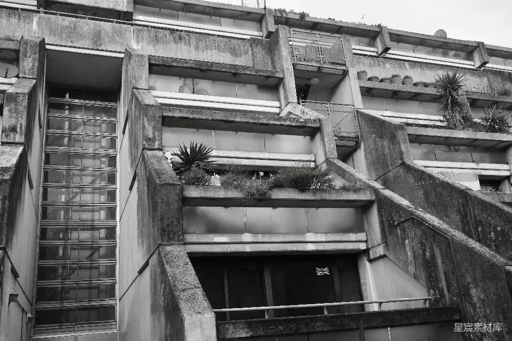 高清摄影  Brutalist建筑风格，带有混凝土阳台和楼梯