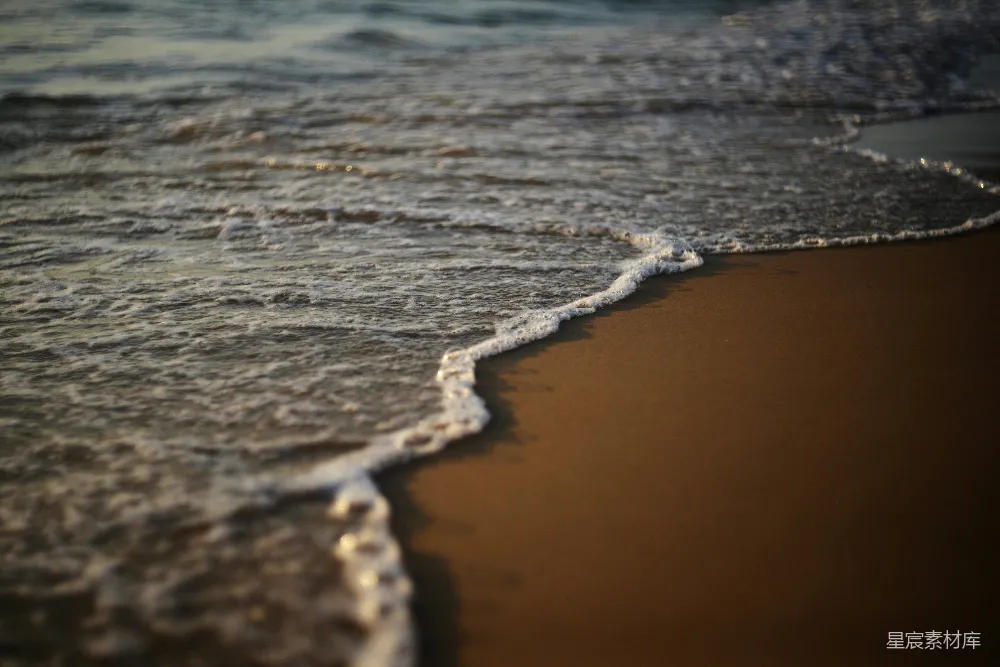 海滩上波浪的特写镜头