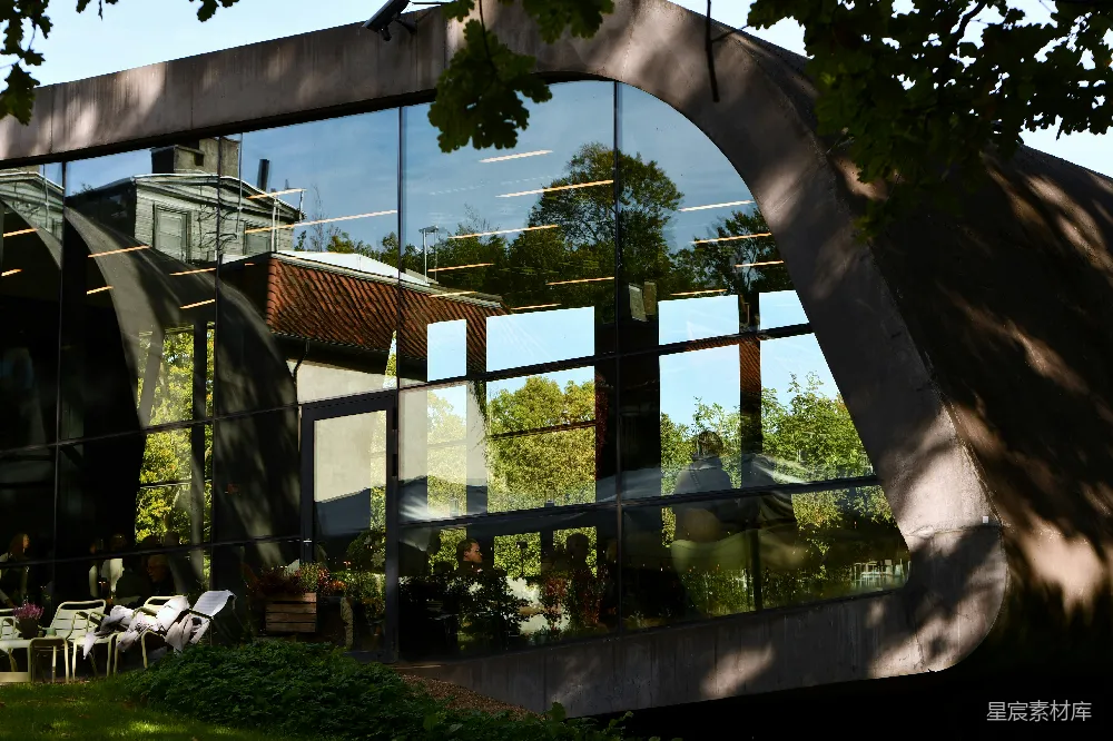 高清摄影  另一座建筑物窗户中的建筑物倒影