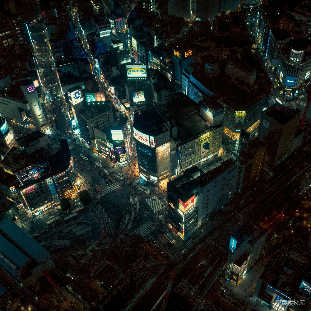 夜晚繁华城市的空中俯瞰