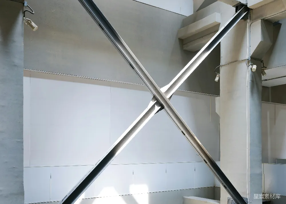 高清摄影  一个金属物体在白墙的房间里
