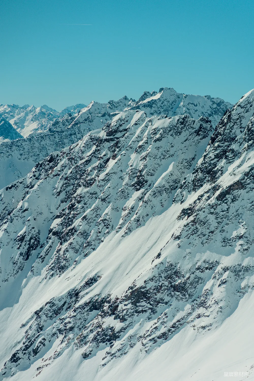 一个男子在覆盖着白雪的山侧滑行而下