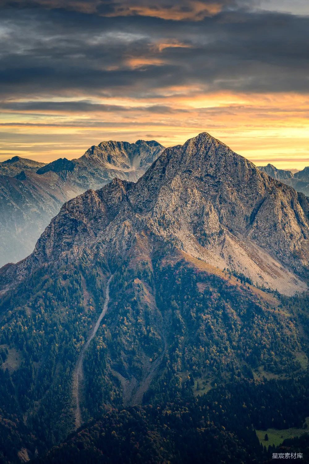 夕阳下的山峦美景