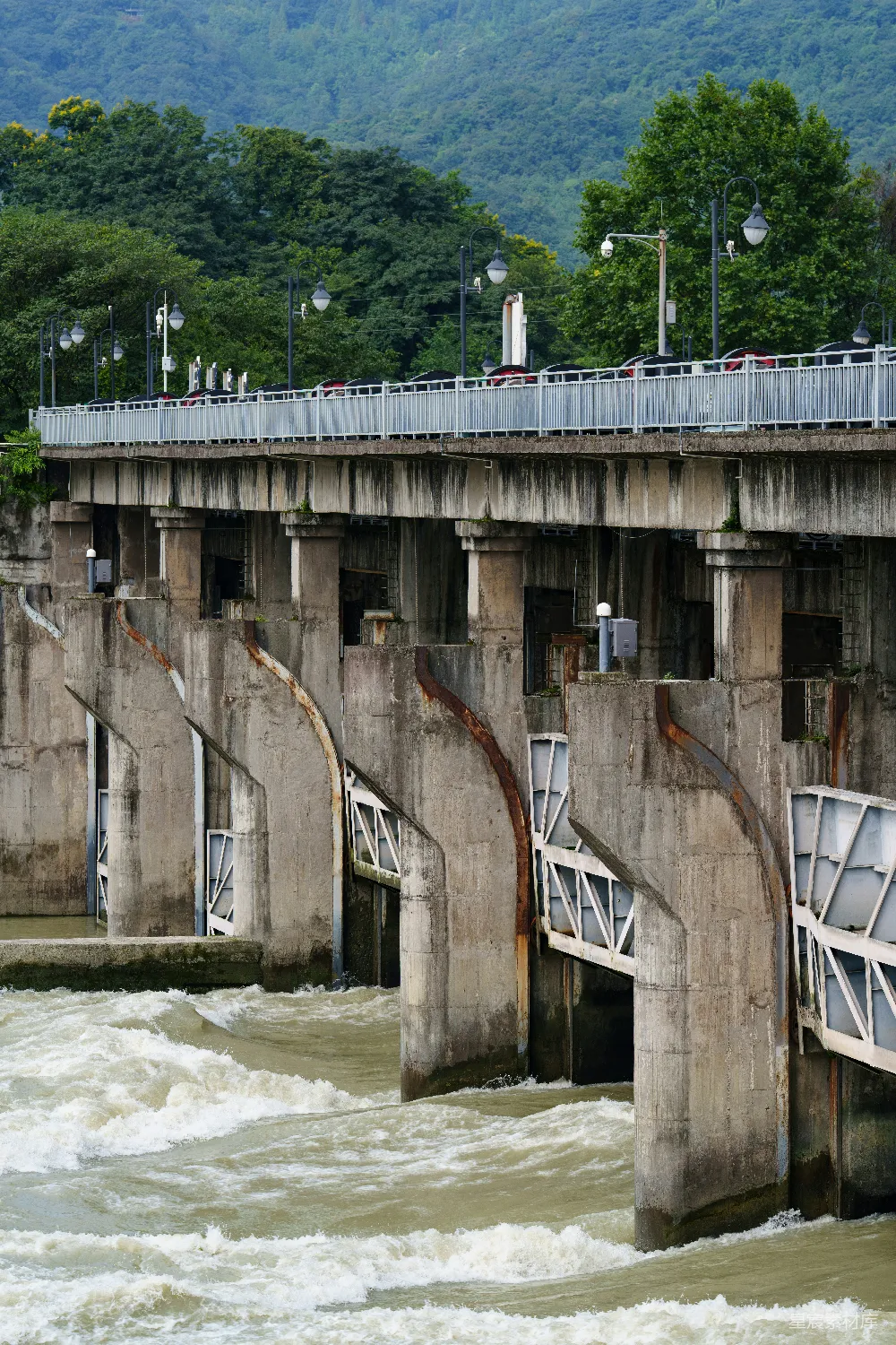高清摄影  混凝土水坝，水流通过闸门