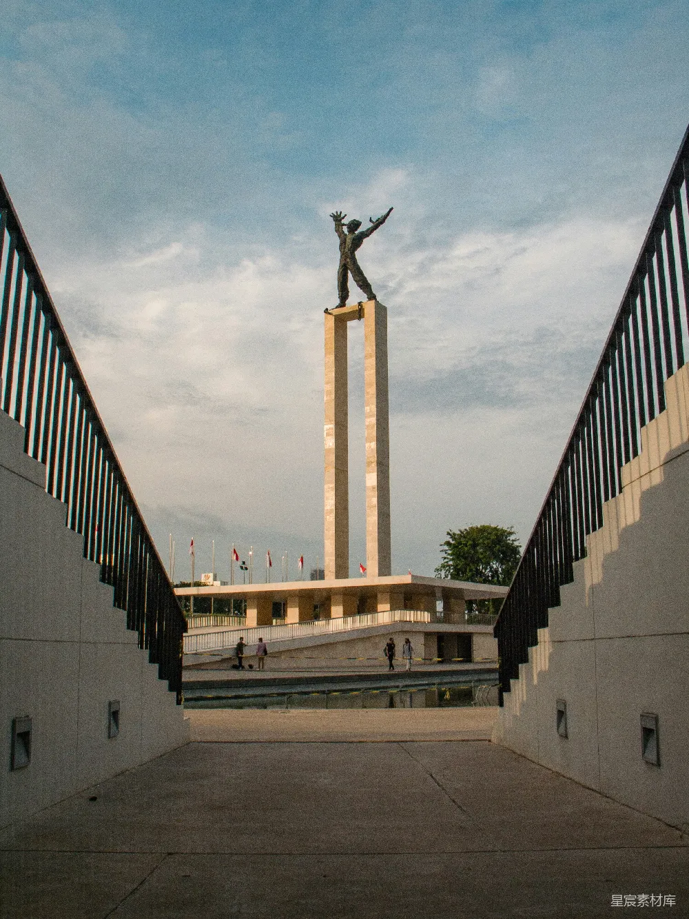 高清摄影  米色混凝土建筑，顶部有十字架。