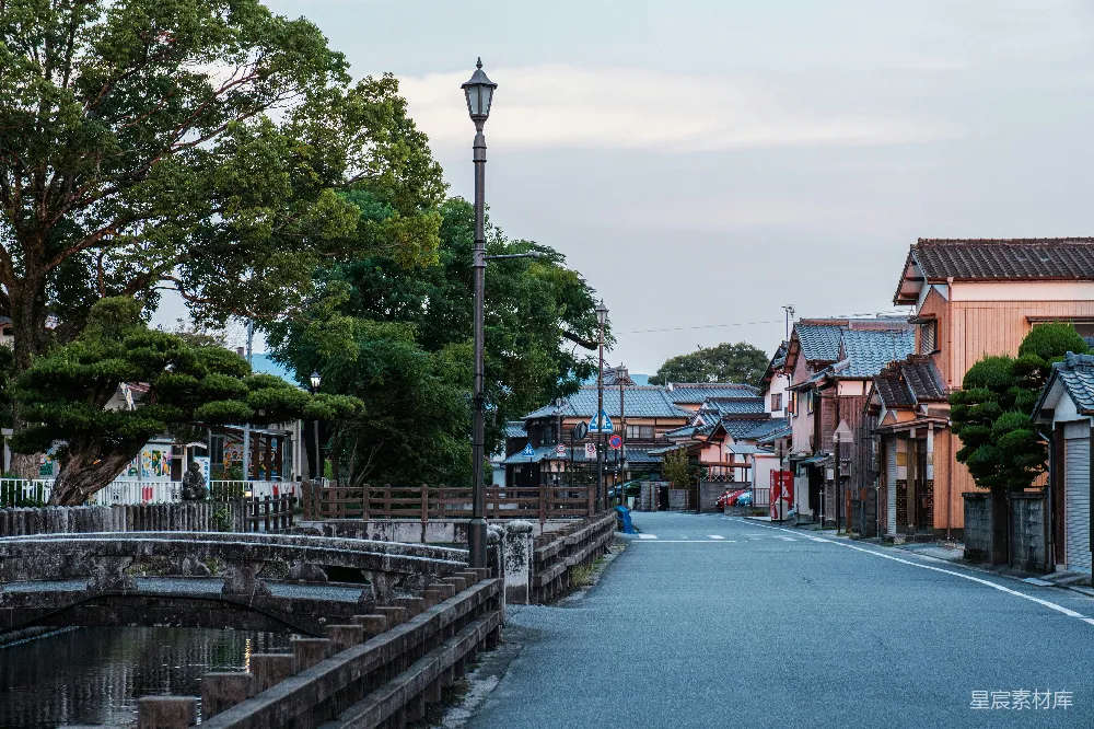 一条沿街有房屋的道路
