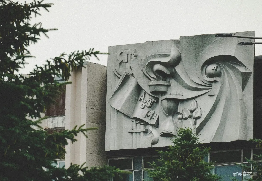 高清摄影  灰色混凝土建筑上印有人脸图案