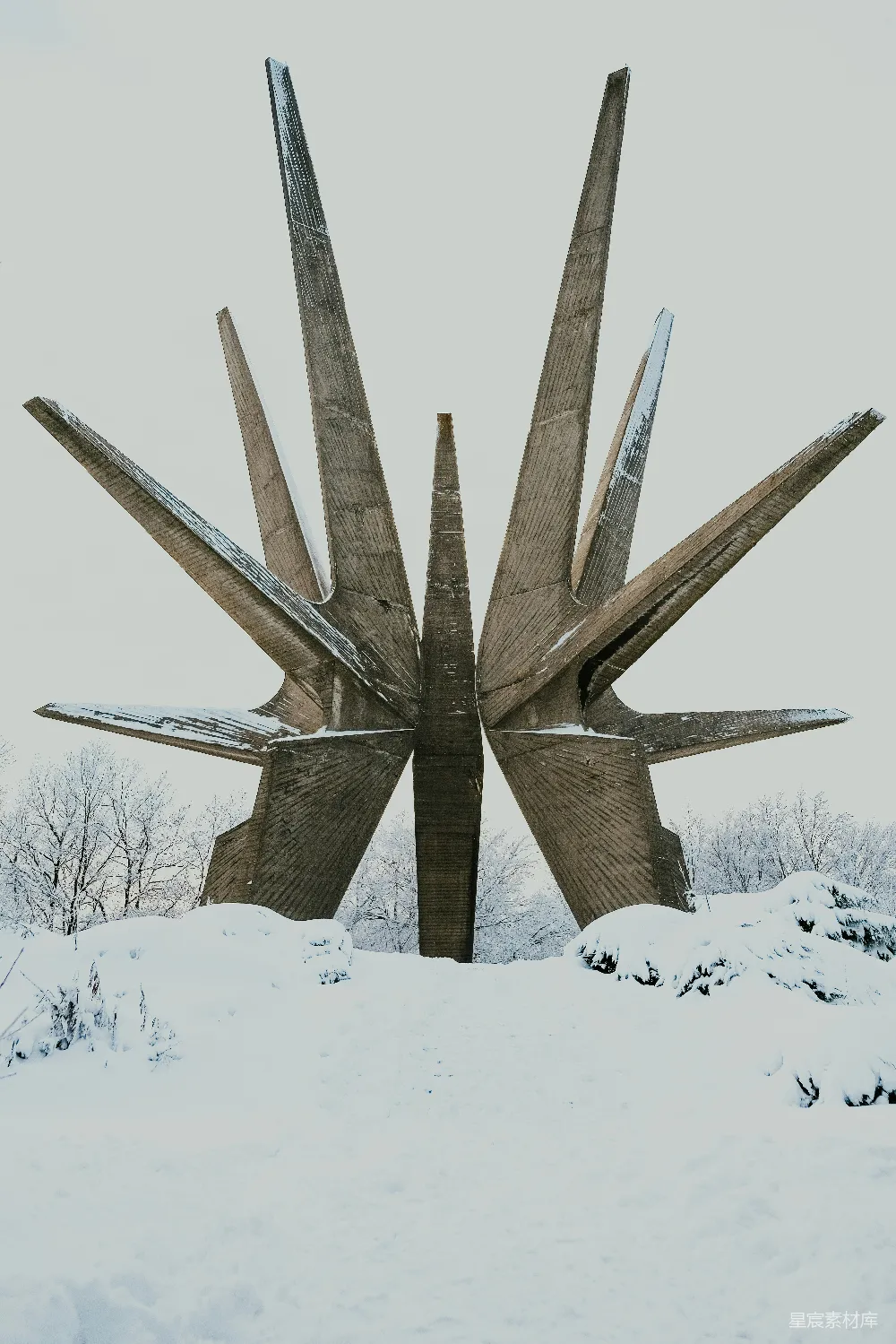 高清摄影  在白天的雪地上，有一座棕色木制十字架。