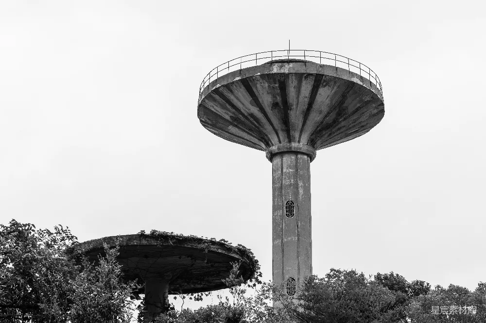 高清摄影  两座混凝土水塔在多云的天空下