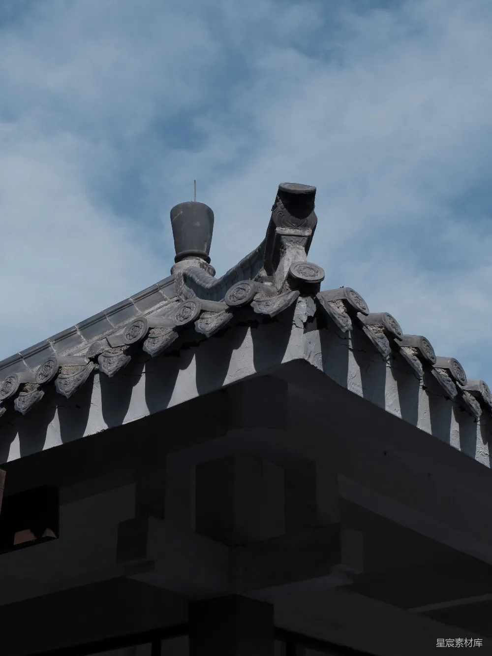 高清摄影  建筑物的屋顶，背景是天空。