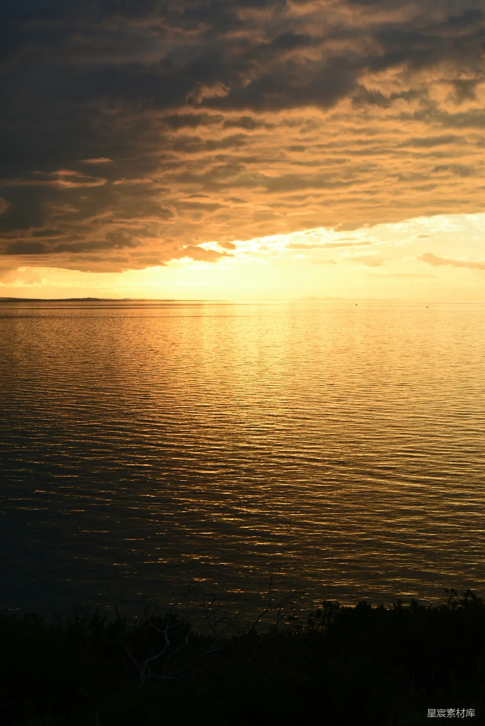 一湖水与日落