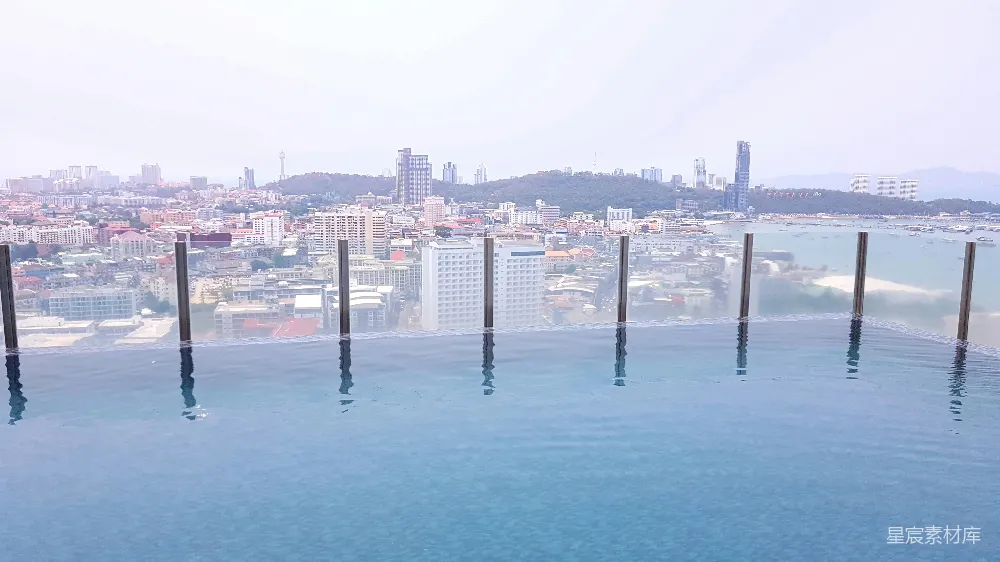 高清摄影  几根杆子在水体中