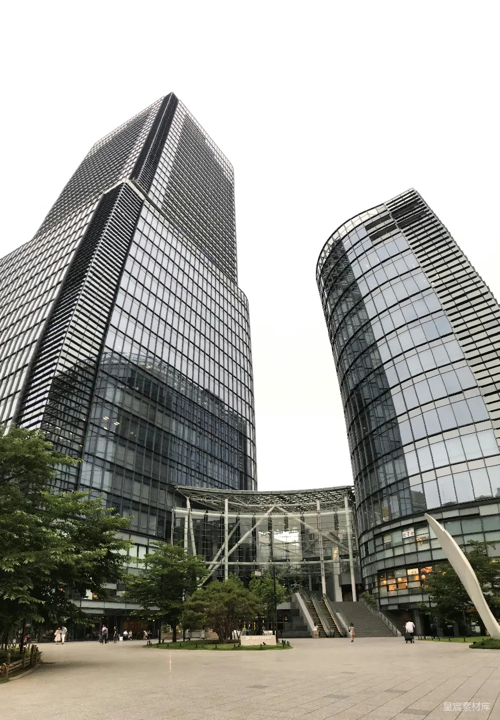 高清摄影  蚯蚓视角照片，灰色混凝土建筑