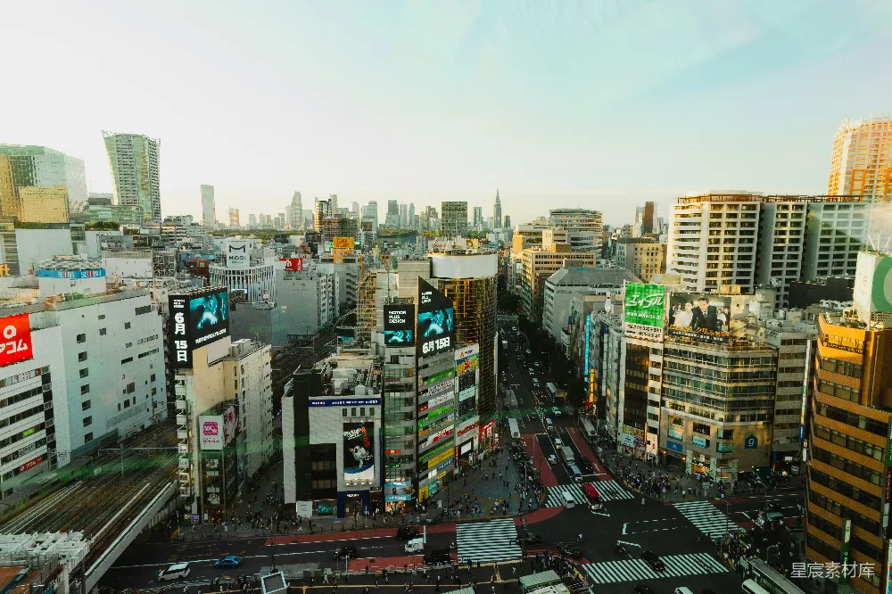 高清摄影  俯瞰一座城市，高耸的建筑林立。