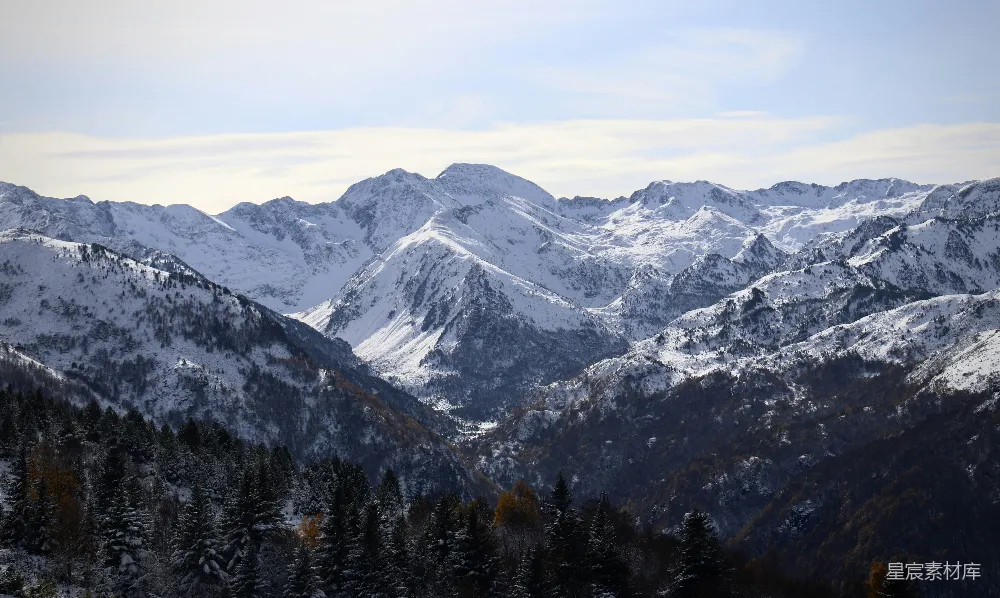 白雪覆盖的山地地区