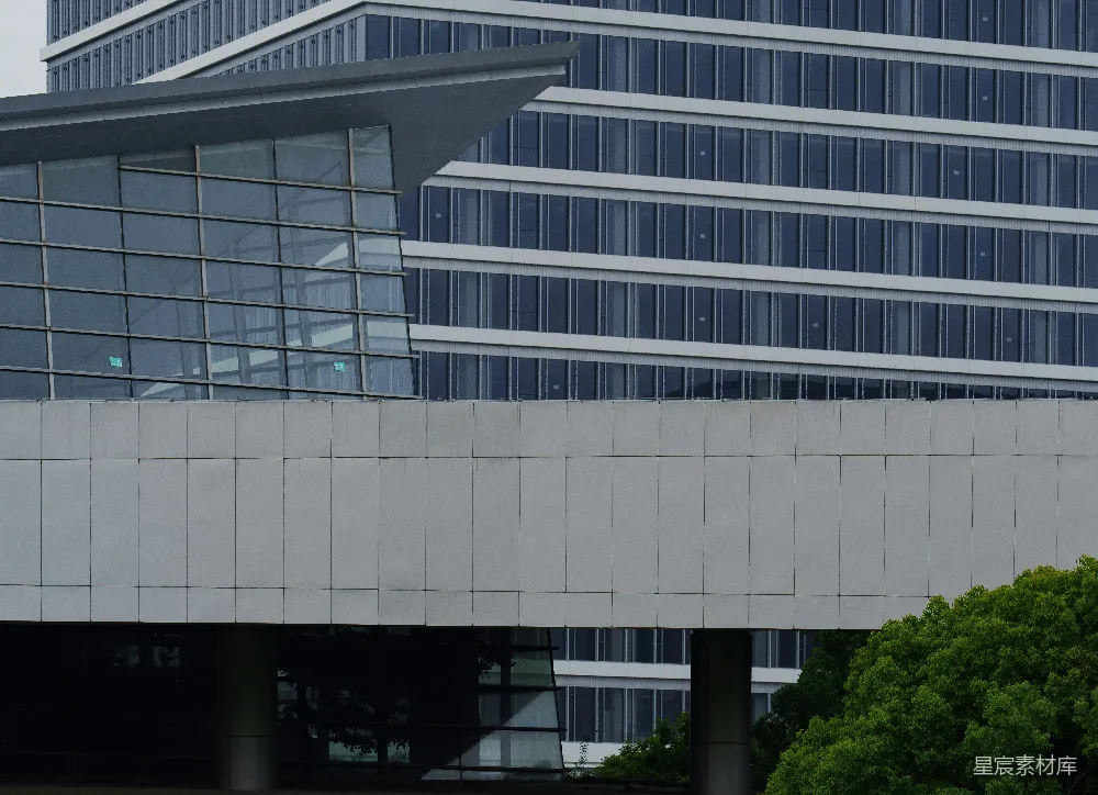 高清摄影  现代建筑，大量采用玻璃和混凝土。