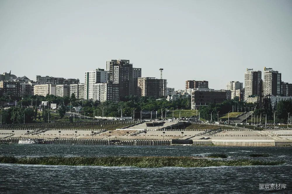 高清摄影  白天水边的城市建筑物