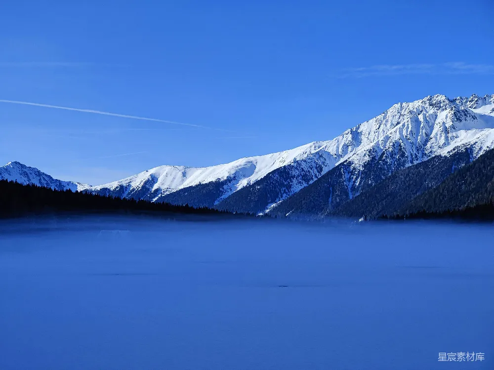 远处一片雪景的山峦景色