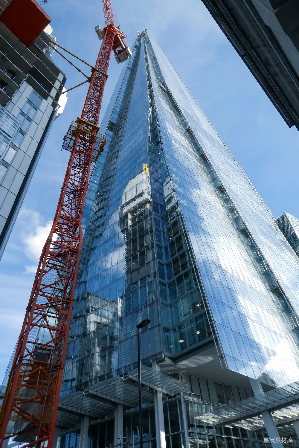 高层建筑和红色塔式起重机