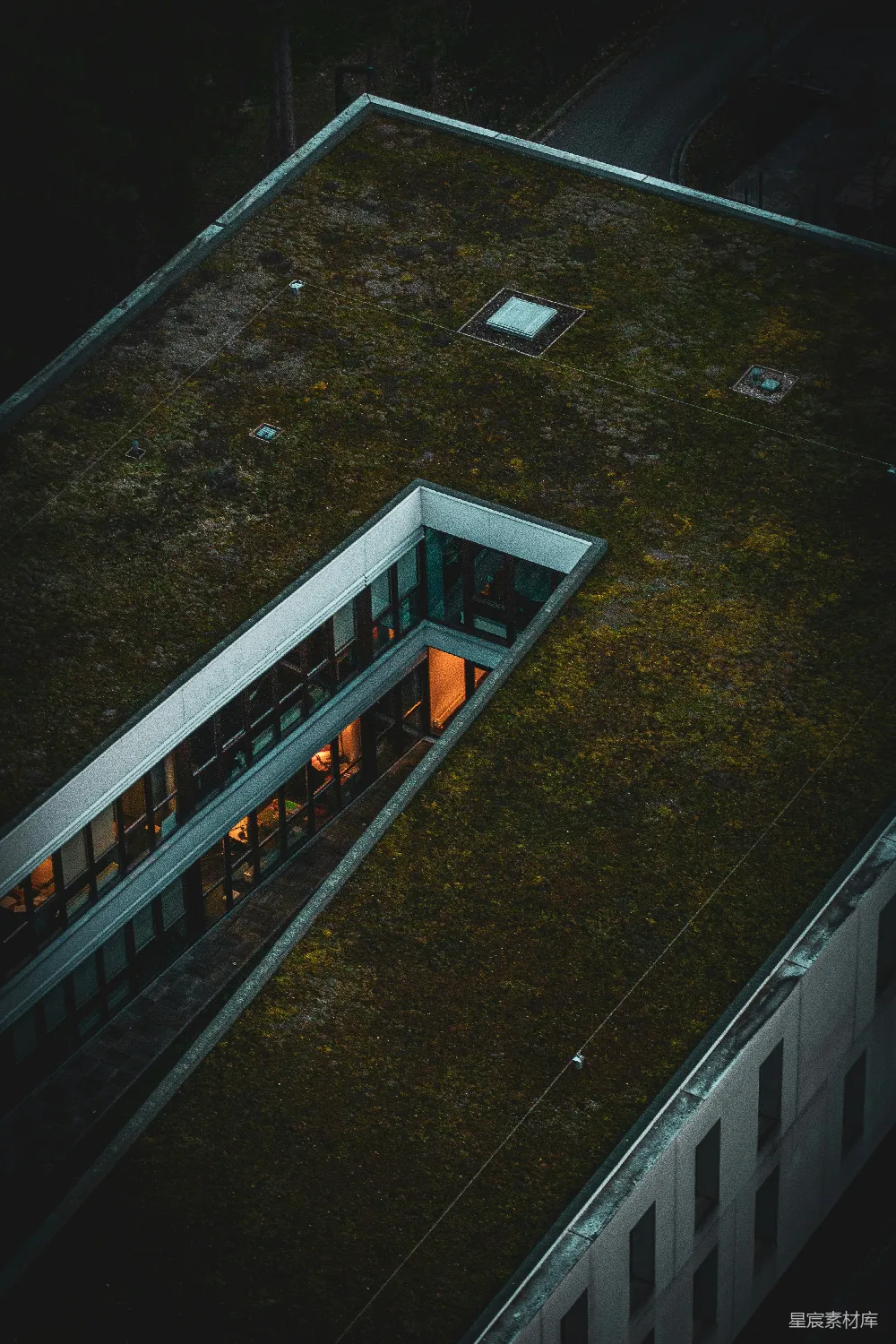 高清摄影  一座绿色屋顶建筑的俯瞰图