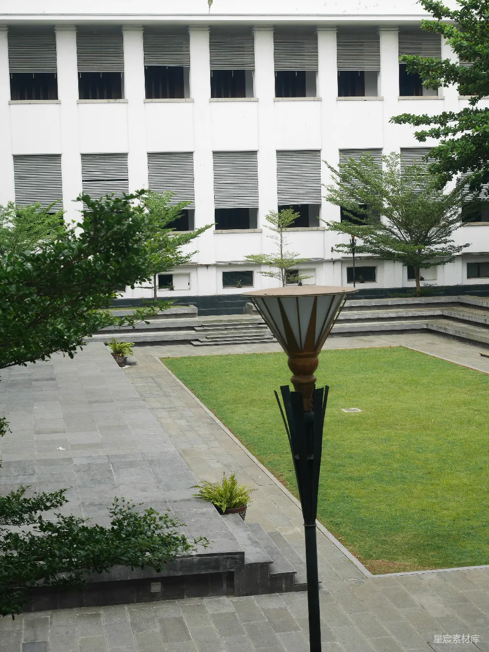 从建筑上看的一处庭院景观